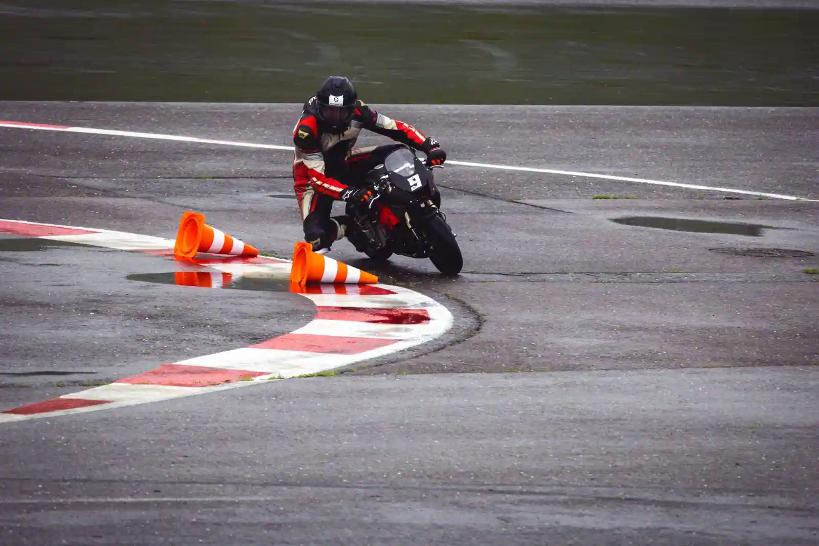 Moto de course sur un circuit, pilote incliné en pleine courbe lors d'une épreuve de vitesse