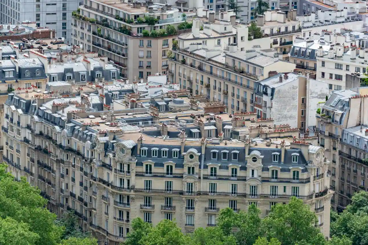 Toits et immeubles haussmanniens de Paris vus d'en haut, illustrant le suivi de l'actualité parisienne.