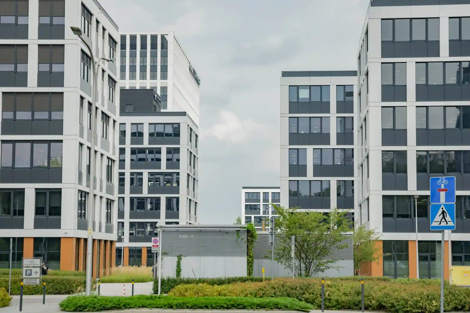 Immeubles de bureaux modernes en ville, typiques du patrimoine détenu par les SCPI.