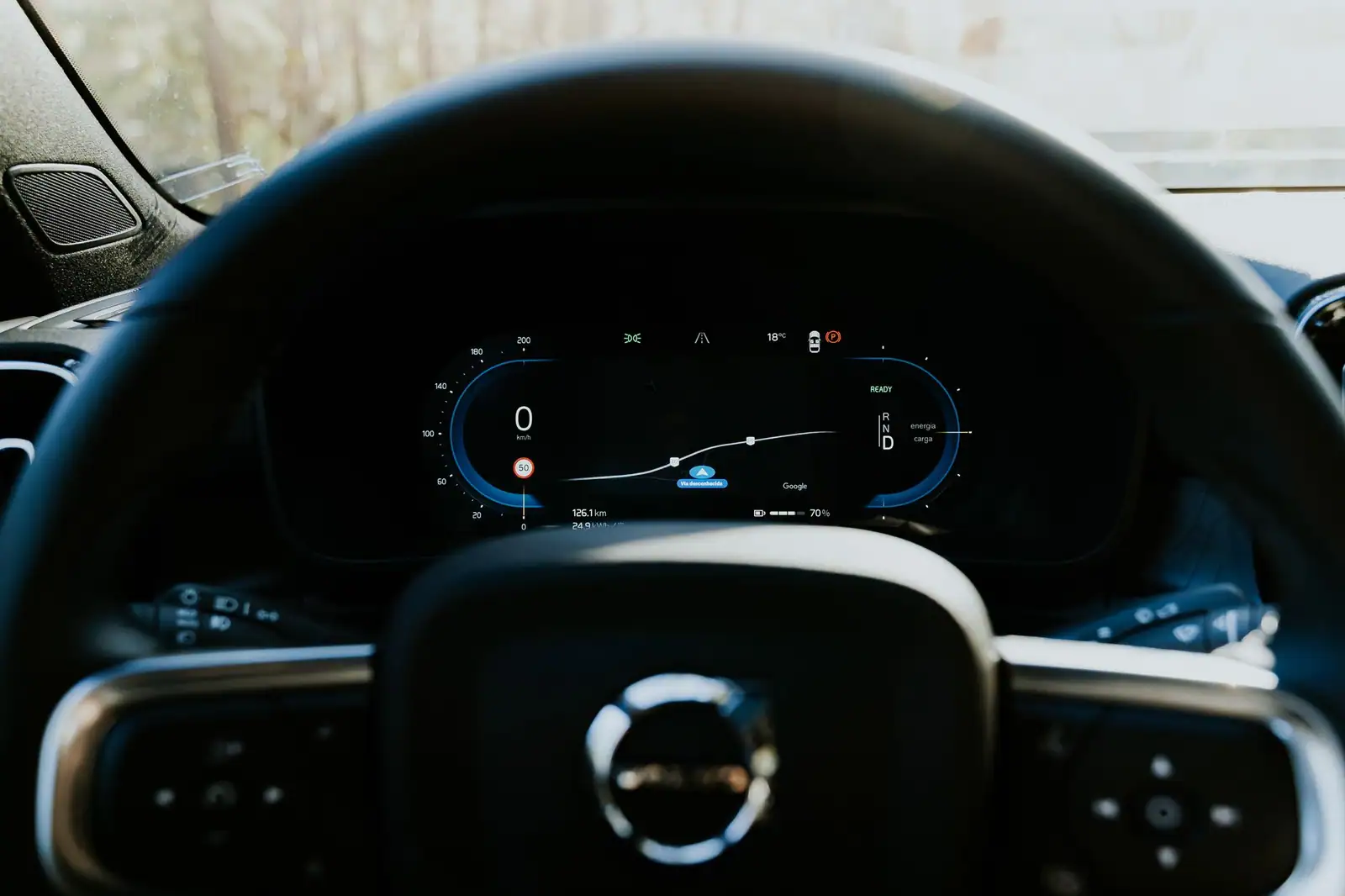 Combiné numérique derrière le volant d'une voiture, avec navigation et indicateurs d'aide à la conduite