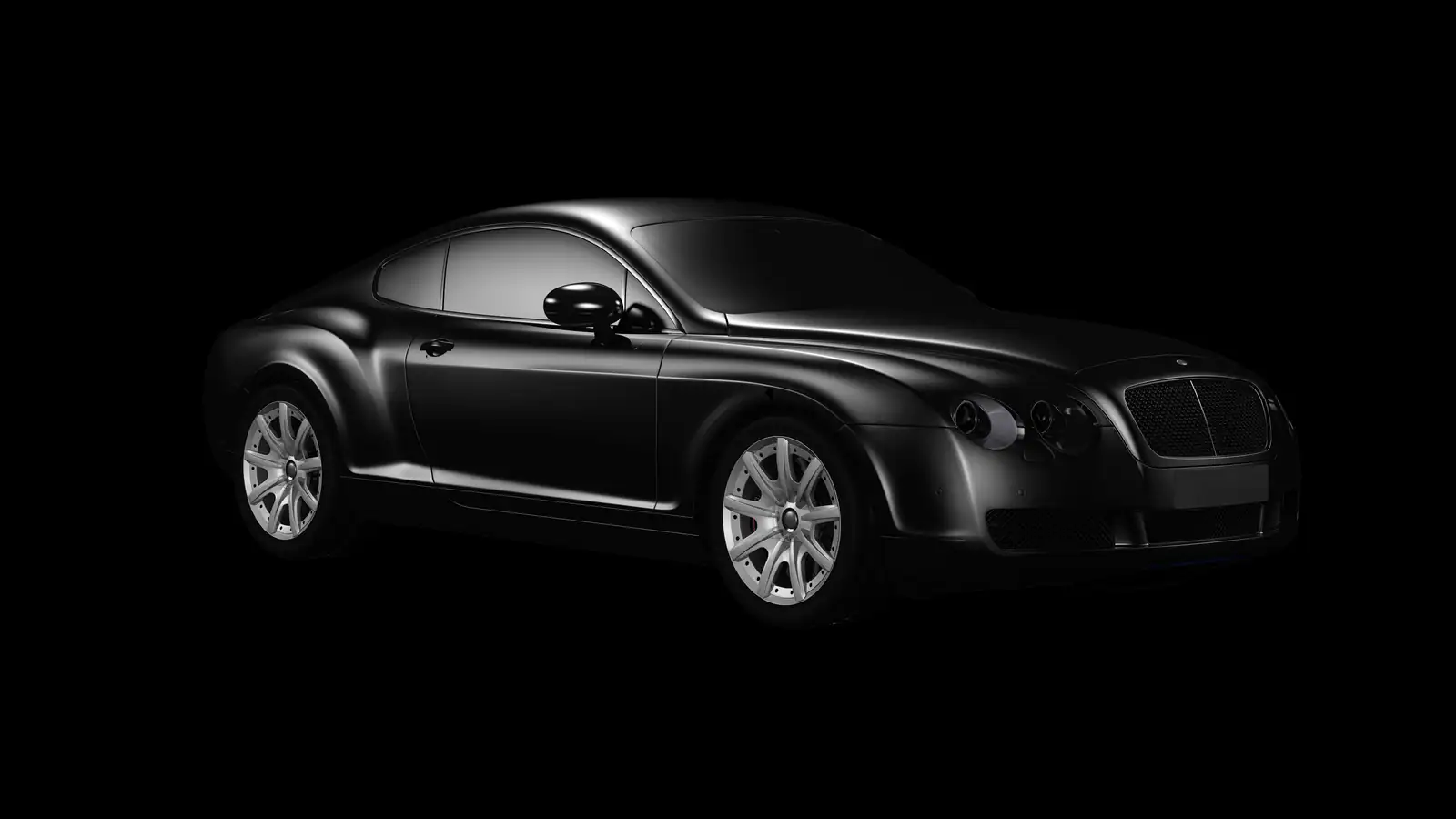 Coupé de luxe noir photographié en studio sur fond sombre, carrosserie sculptée mise en lumière