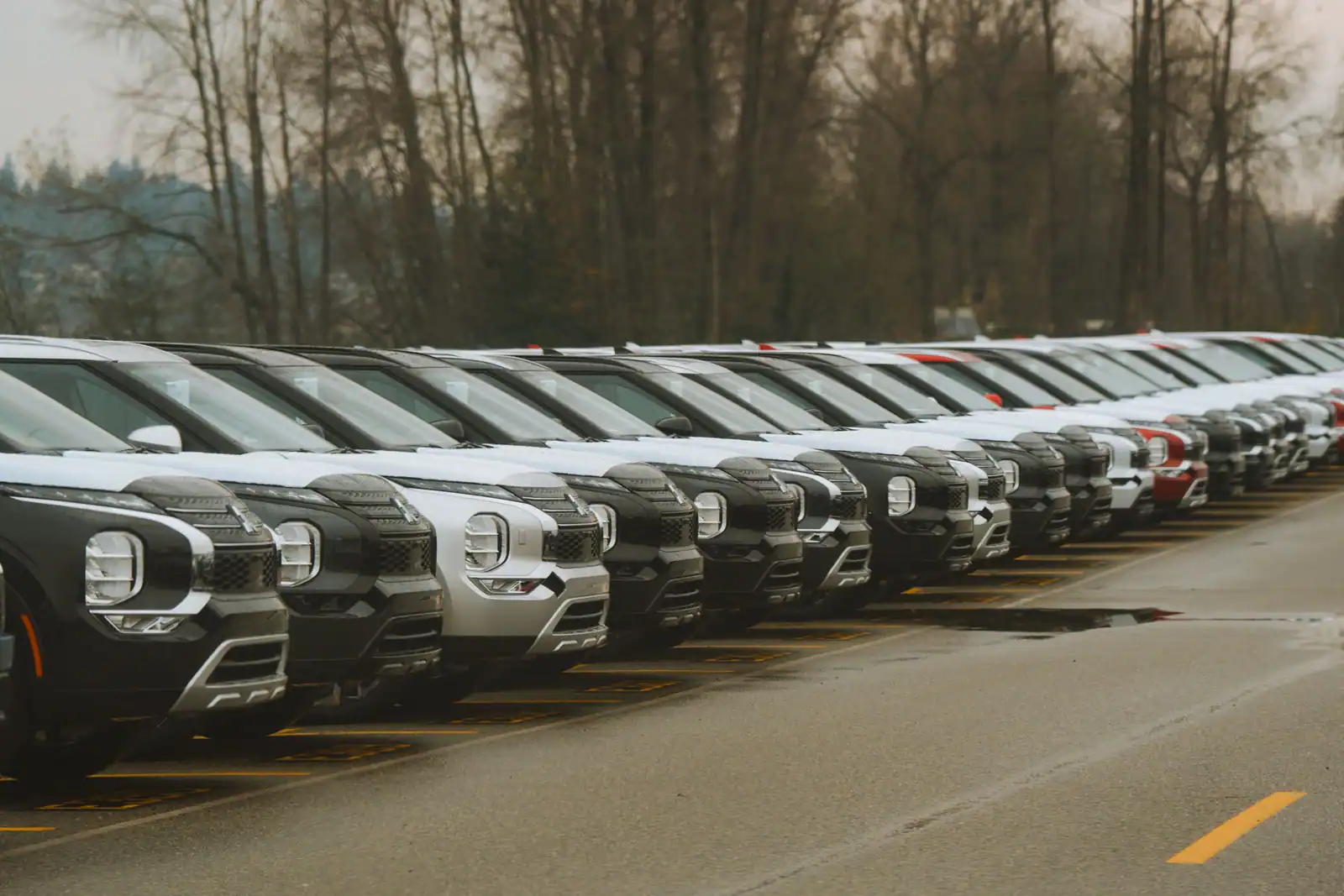 Rangée de voitures récentes alignées sur un parking