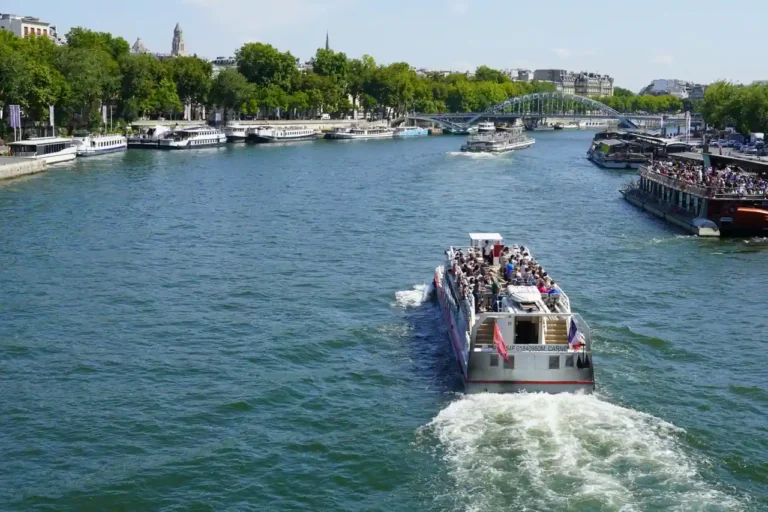 Bateau mouche : origine du nom, histoire et croisière sur la Seine