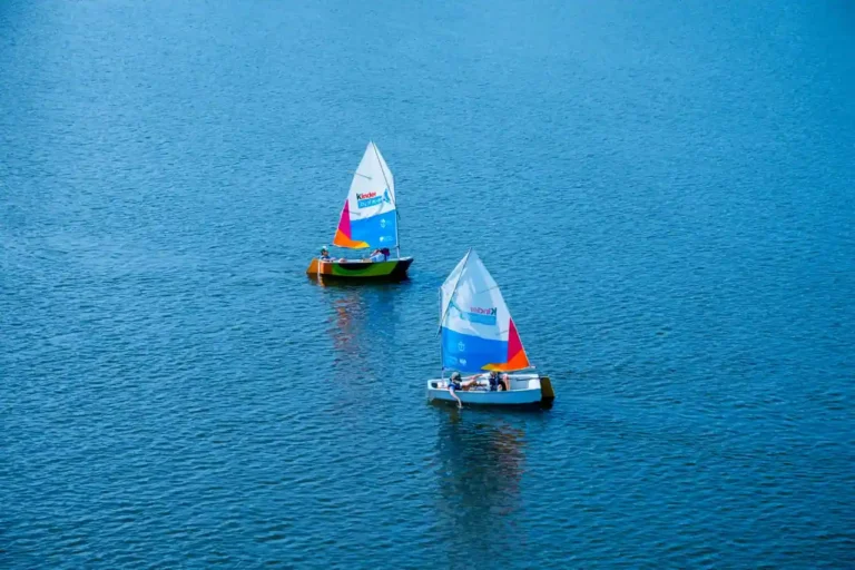 Le bateau Optimist : le petit voilier qui apprend la voile aux enfants