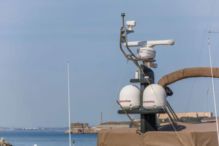 Radar de bateau : à quoi il sert et comment ça marche