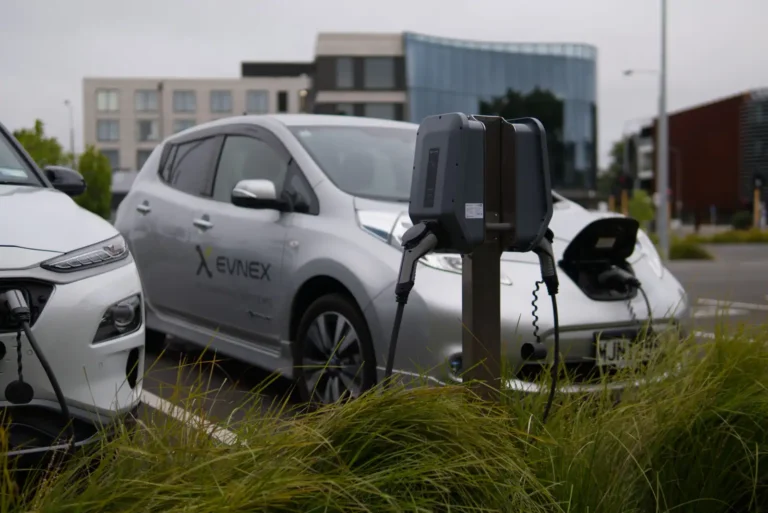 Bornes de recharge gratuites : où les trouver et à quelles conditions