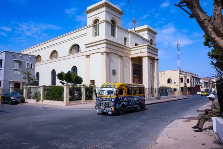Le car rapide sénégalais : le minibus emblématique de Dakar