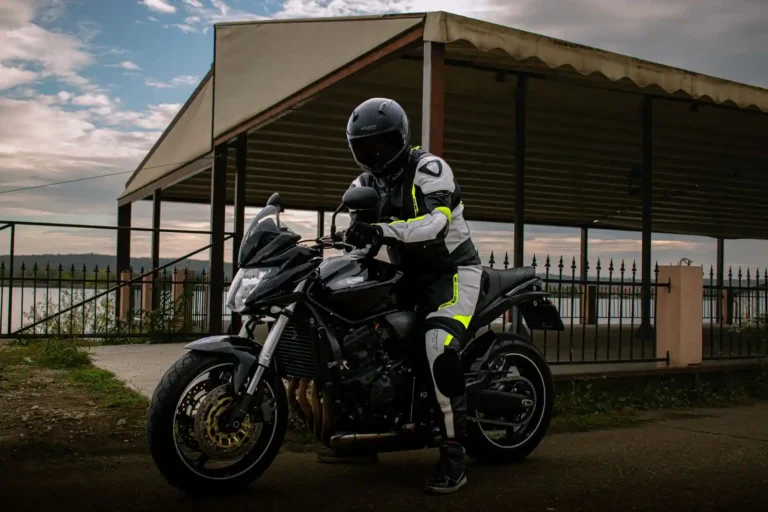 Kit moto à Ajaccio : bien s&rsquo;équiper pour rouler en Corse