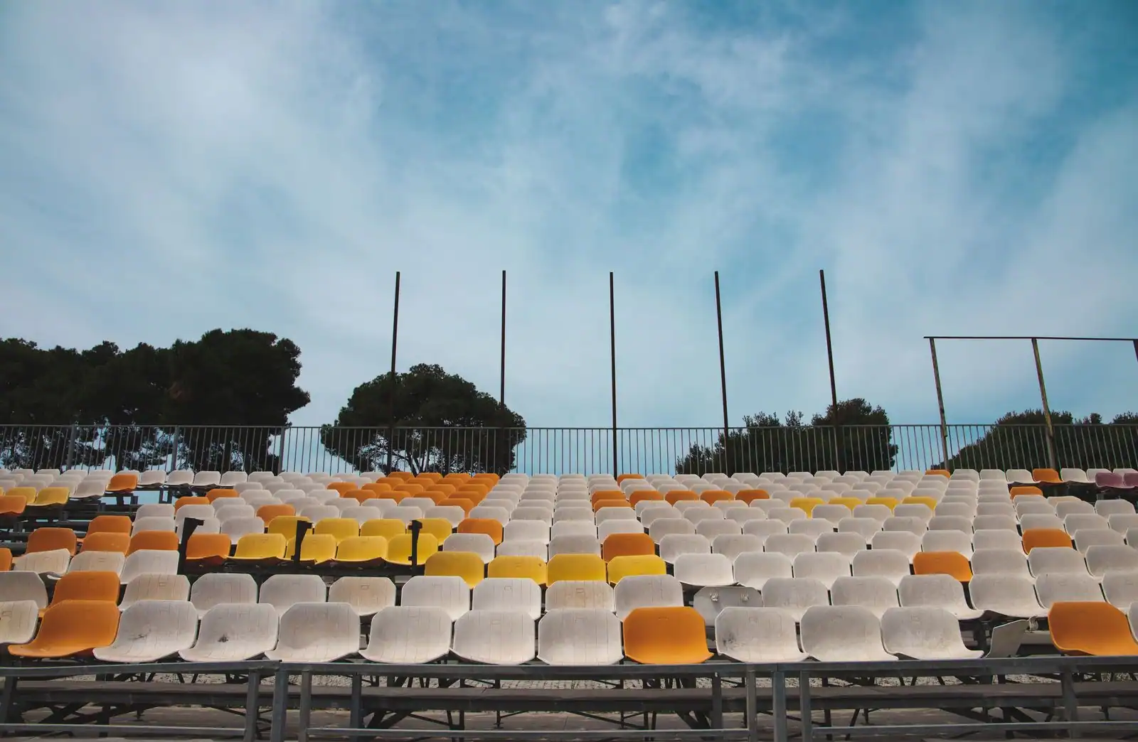 Gradins et terrain d'un stade de sport vus depuis les tribunes, sans action en cours.