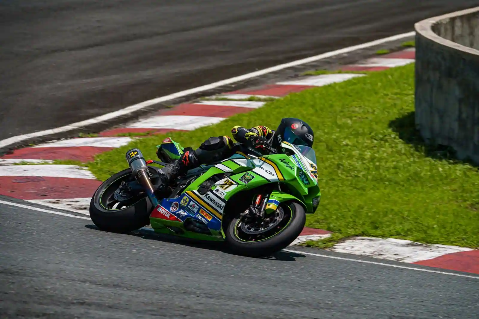 Moto sportive carénée inclinée dans un virage de circuit, illustrant la conduite dynamique