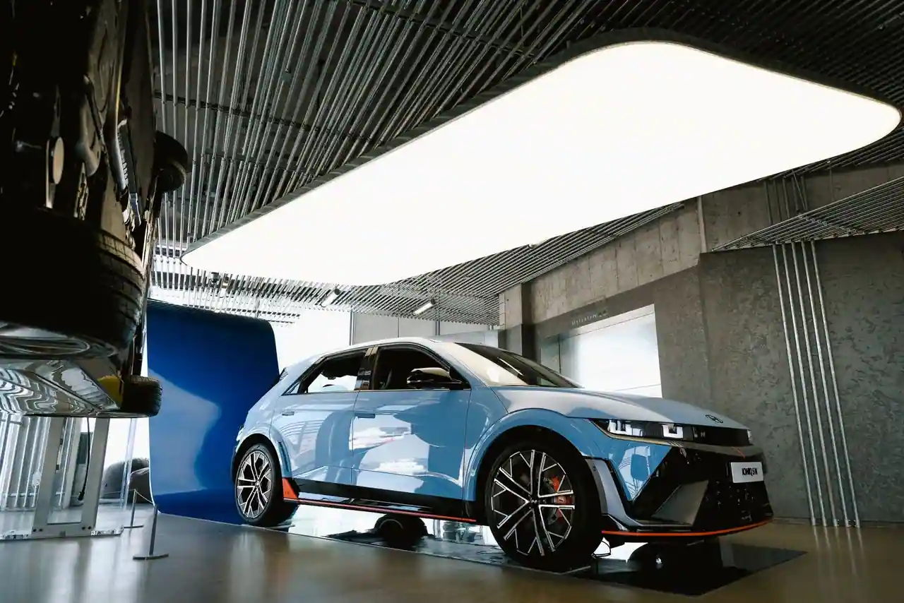Voiture moderne exposée sur un stand sous l'éclairage d'un showroom au design futuriste