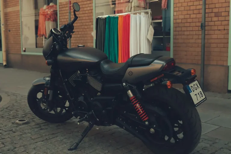 Roadster moto A2 : bien choisir sa première moto nue
