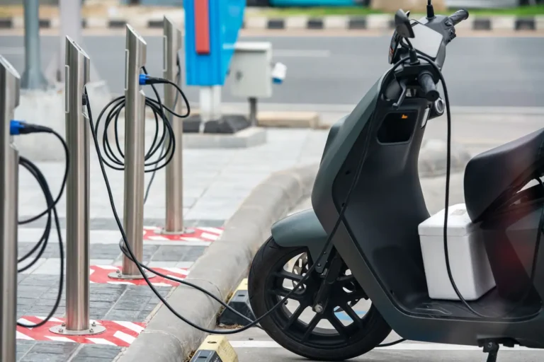 Scooter électrique équivalent 125 : permis, usage et choix