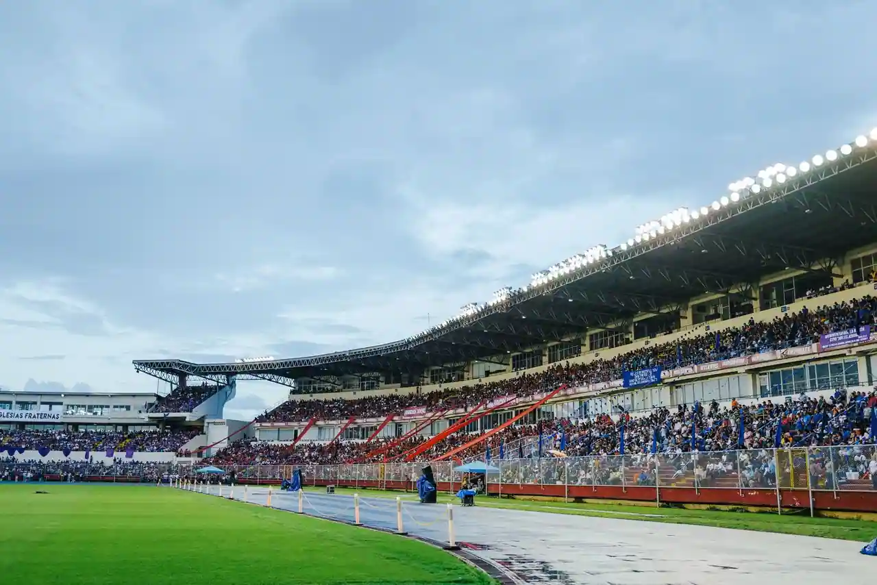 Un grand stade aux tribunes garnies de spectateurs lors d'un événement sportif.