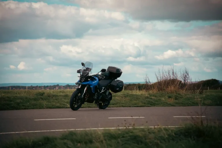 Trail routier : ce qui définit cette moto et à qui elle convient