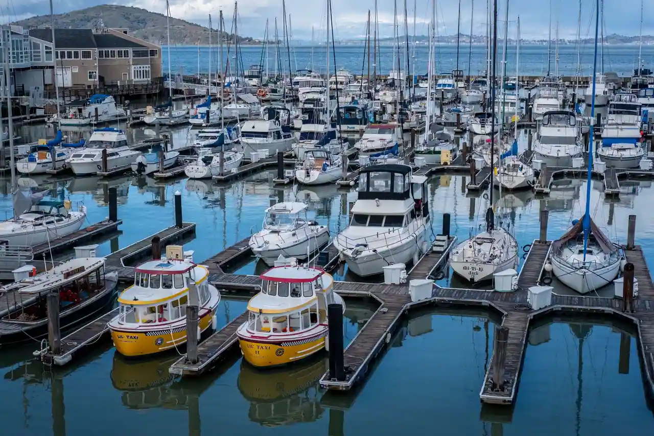 Bateaux de plaisance de toutes tailles amarrés le long des pontons d'un port de plaisance