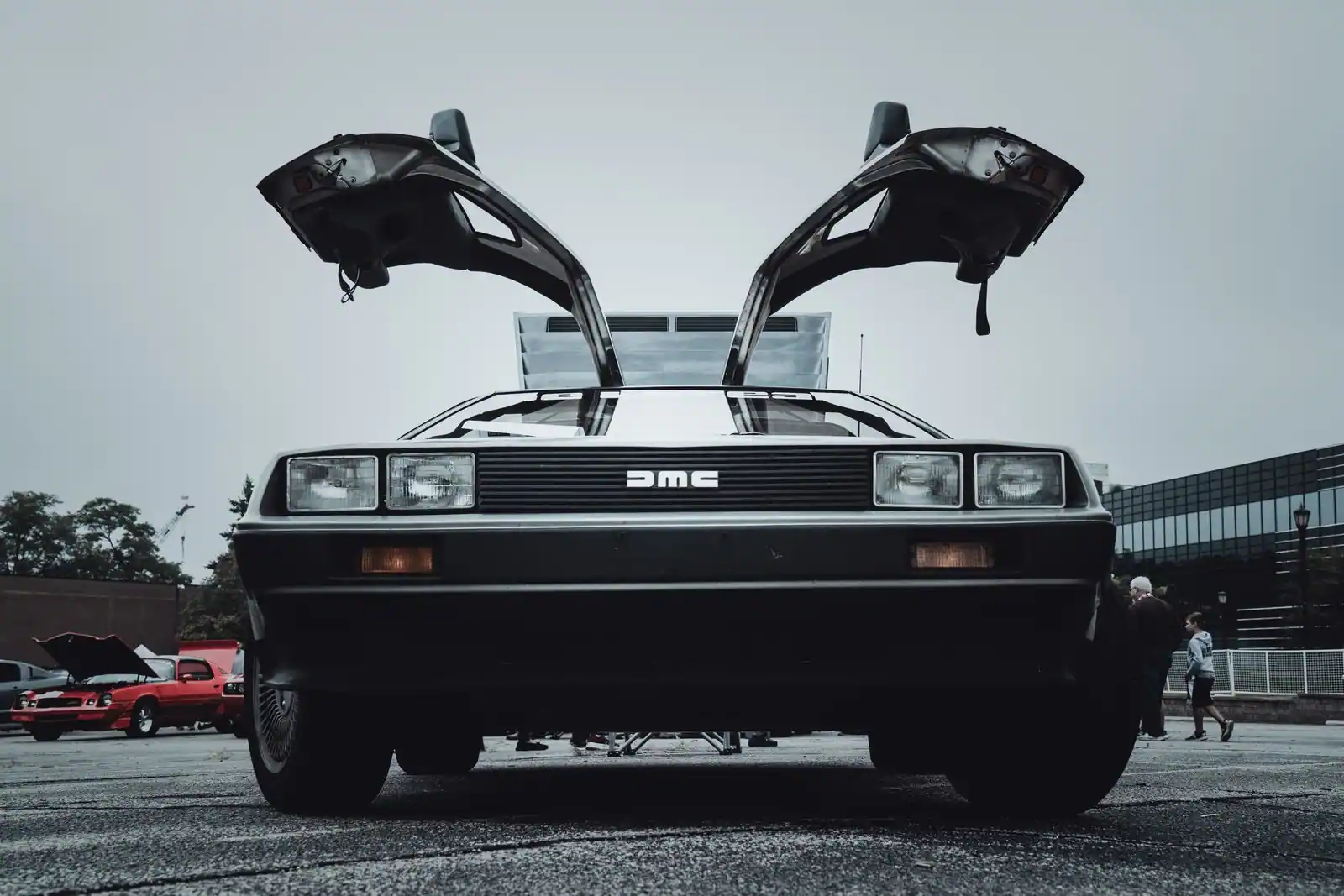 DeLorean DMC-12 en acier inoxydable, vue de face avec ses portes papillon ouvertes vers le haut
