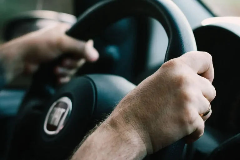 Comment conduire une voiture : progresser du parking à la voie rapide