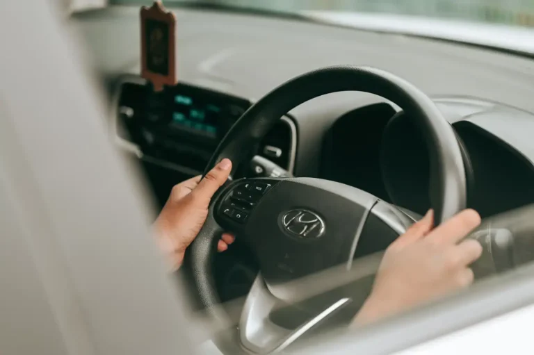 Conduite automatique d&rsquo;une voiture : les deux sens du terme