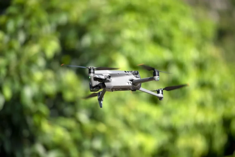 Drone à fibre optique : pourquoi un fil remplace la radio