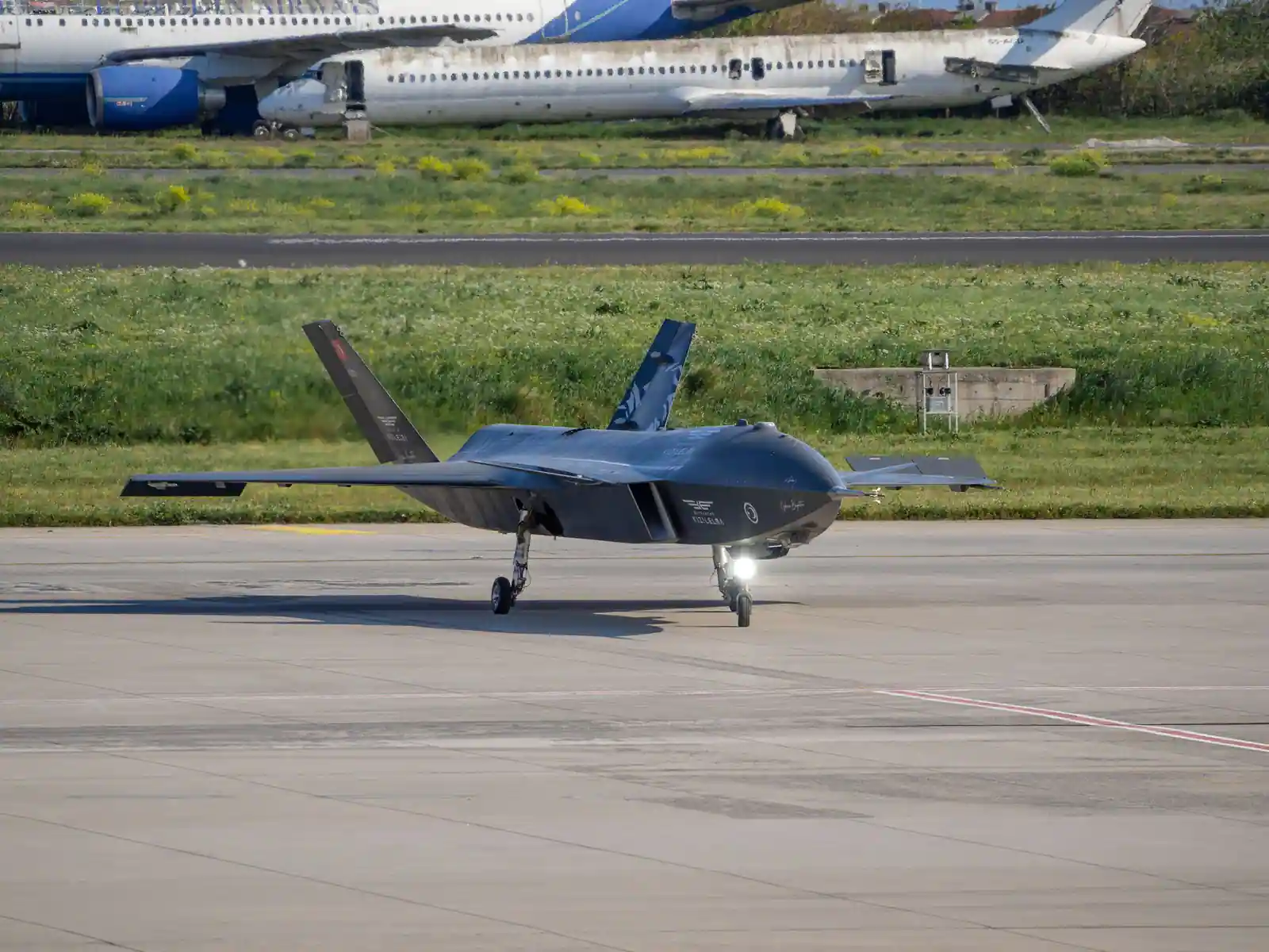 Image illustrative : drone de combat furtif sans cockpit, au roulage sur une aire d'aviation étrangère