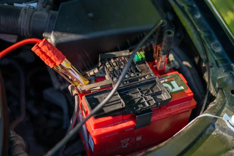 Tester sa batterie de voiture au multimètre : la méthode