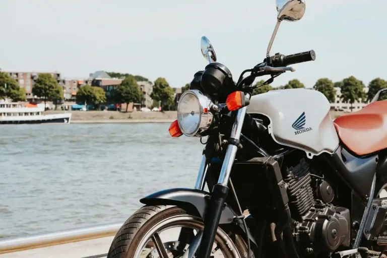 Roadster moto 125 : permis, usage réel et critères de choix
