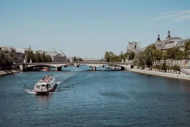 Bateaux Parisiens : la compagnie, ses deux quais et ses vrais concurrents