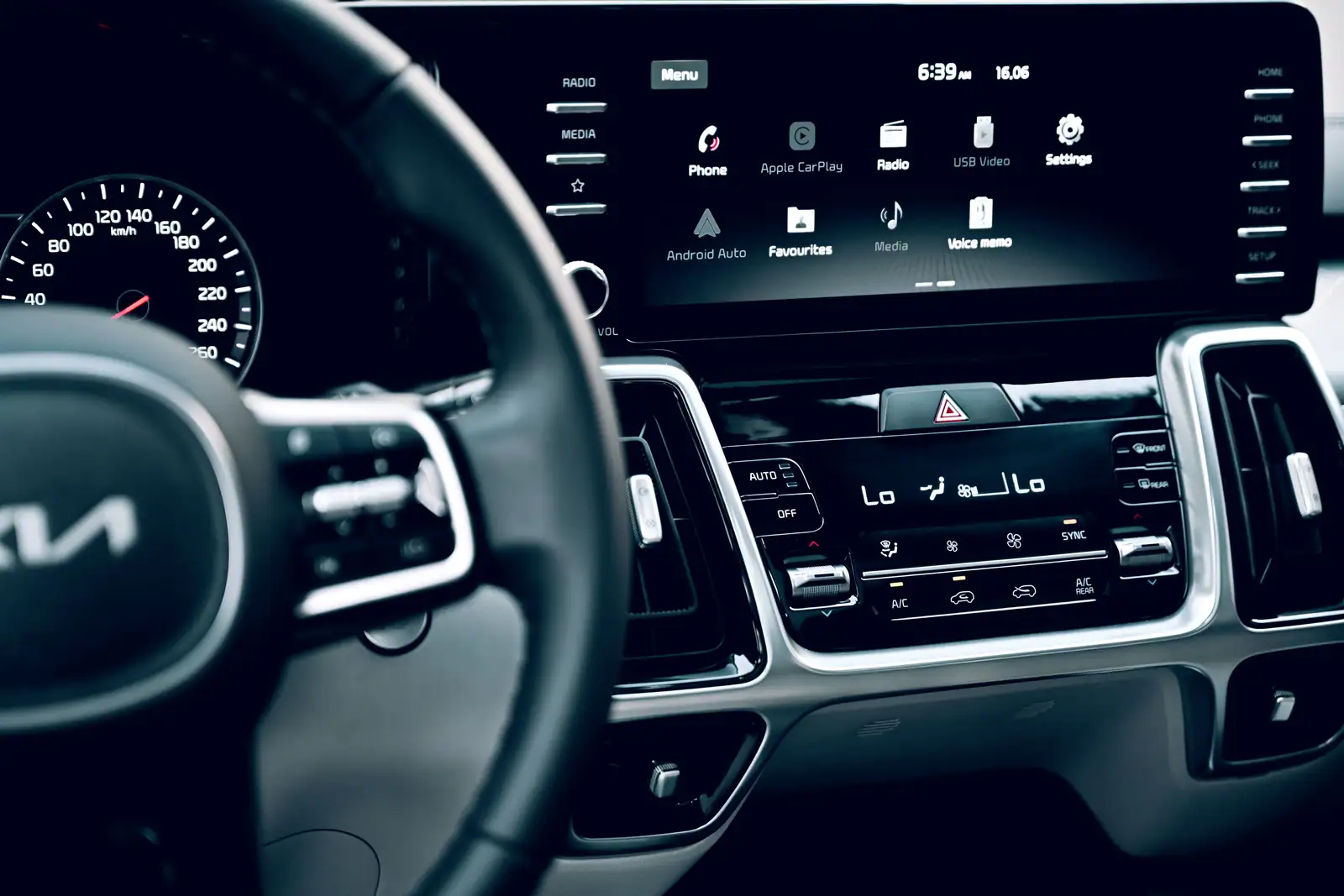 Menu d'un écran multimédia de voiture affichant l'entrée Android Auto parmi téléphone, radio et réglages