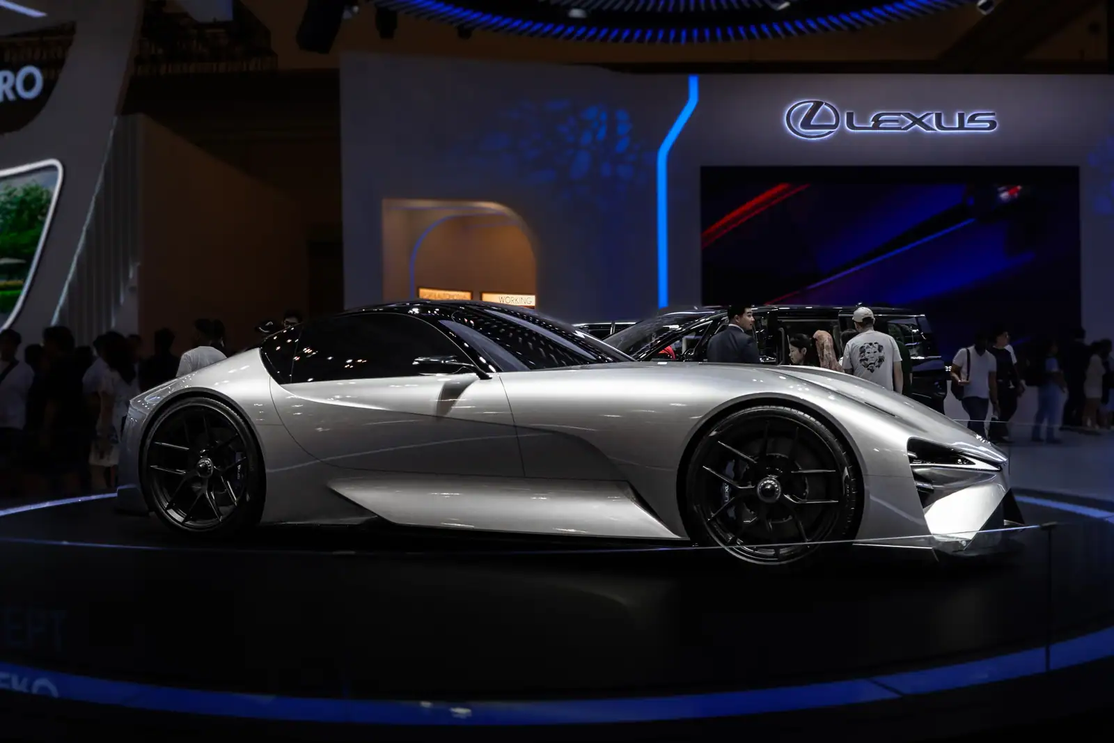 Voiture concept exposée sur le stand d'un salon automobile, sous un éclairage de présentation