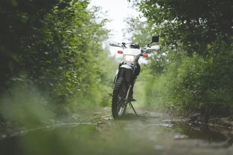 Moto trail 125 : la roue avant et la selle décident, pas les chevaux